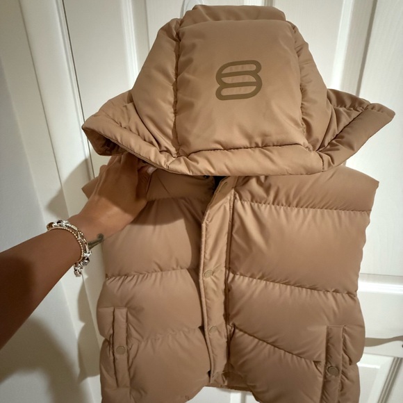 Aritzia The Super Puff Shorty Vest - Picture 3 of 6